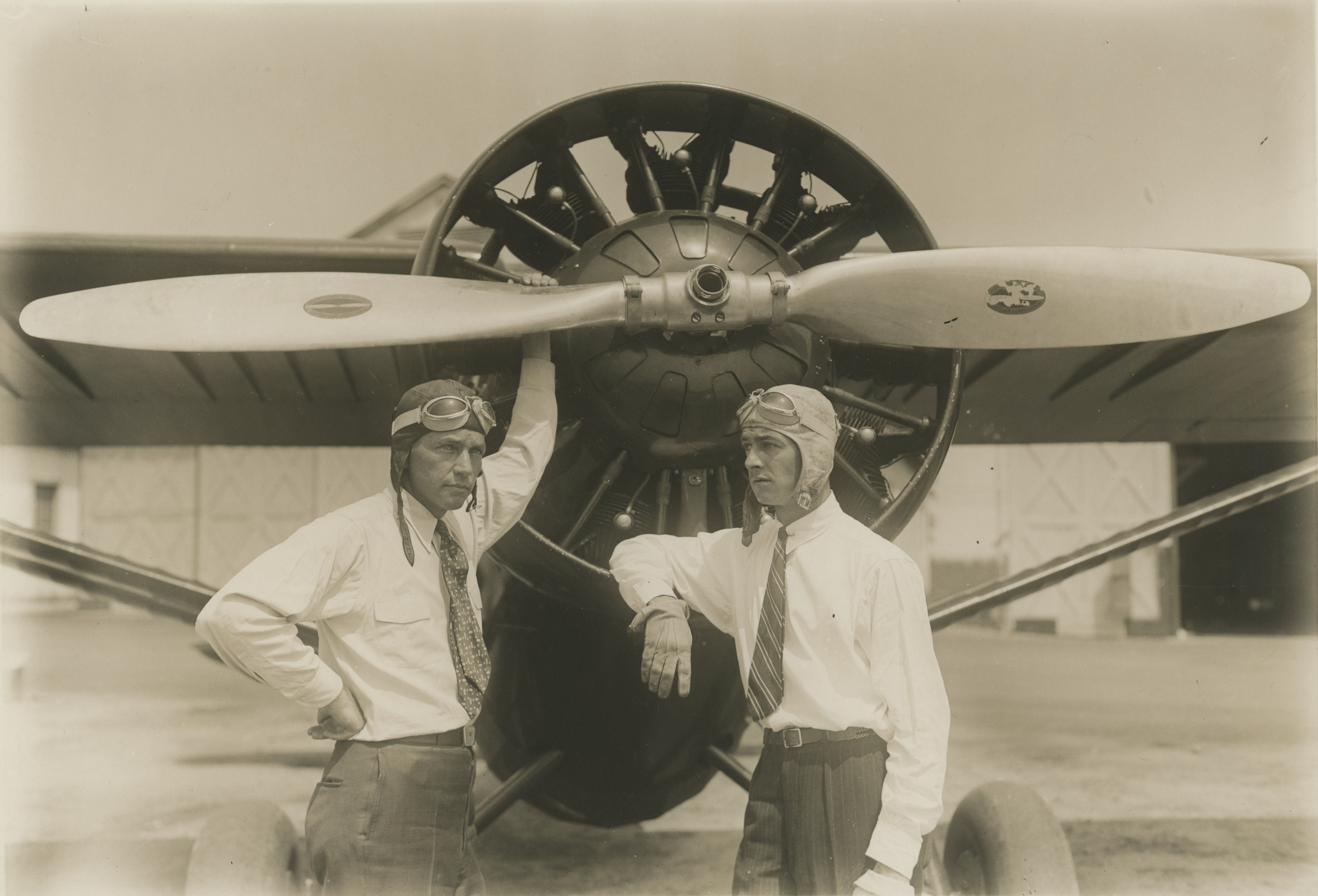 Pangborn und Herndon am Propeller ihres Flugzeugs