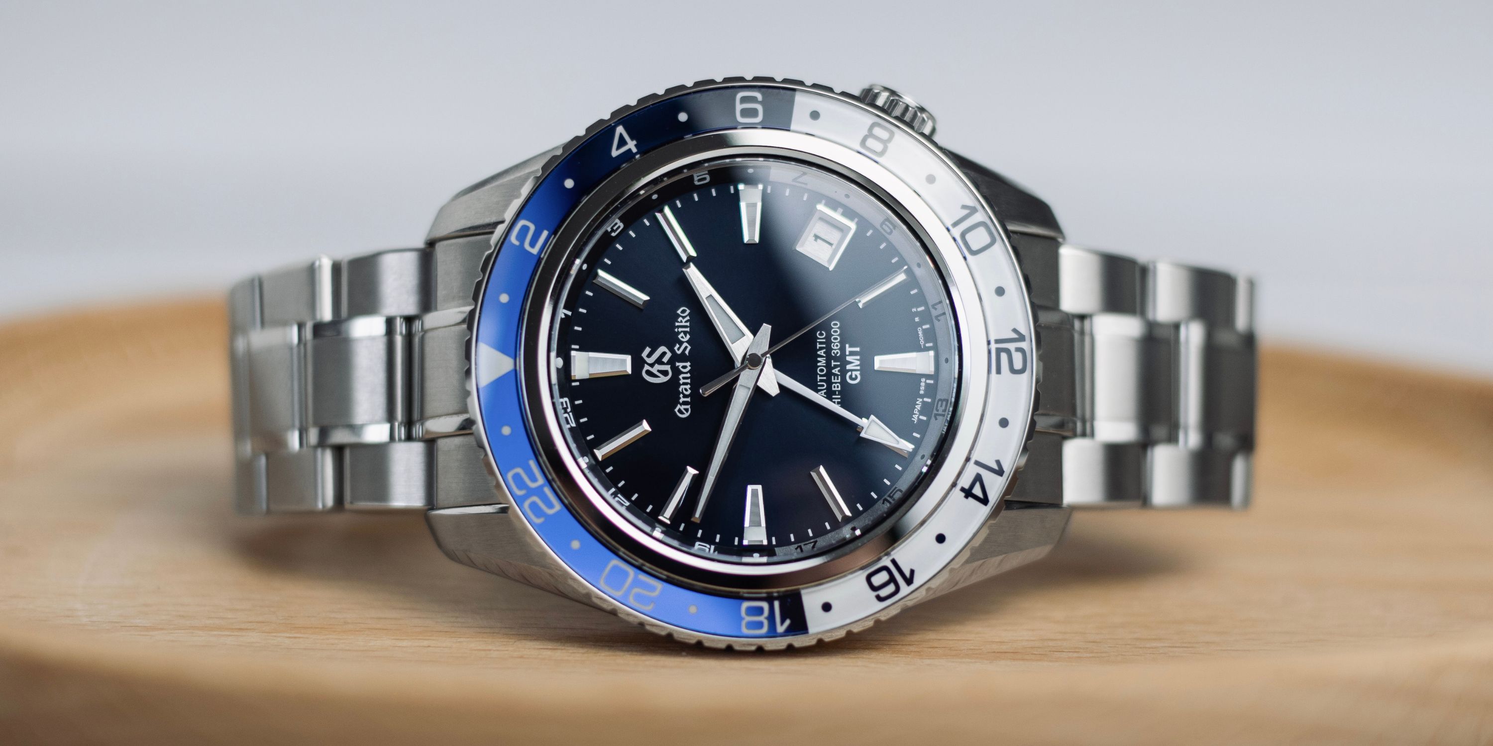 Grand Seiko Sport SBGJ237 liegend von vorne