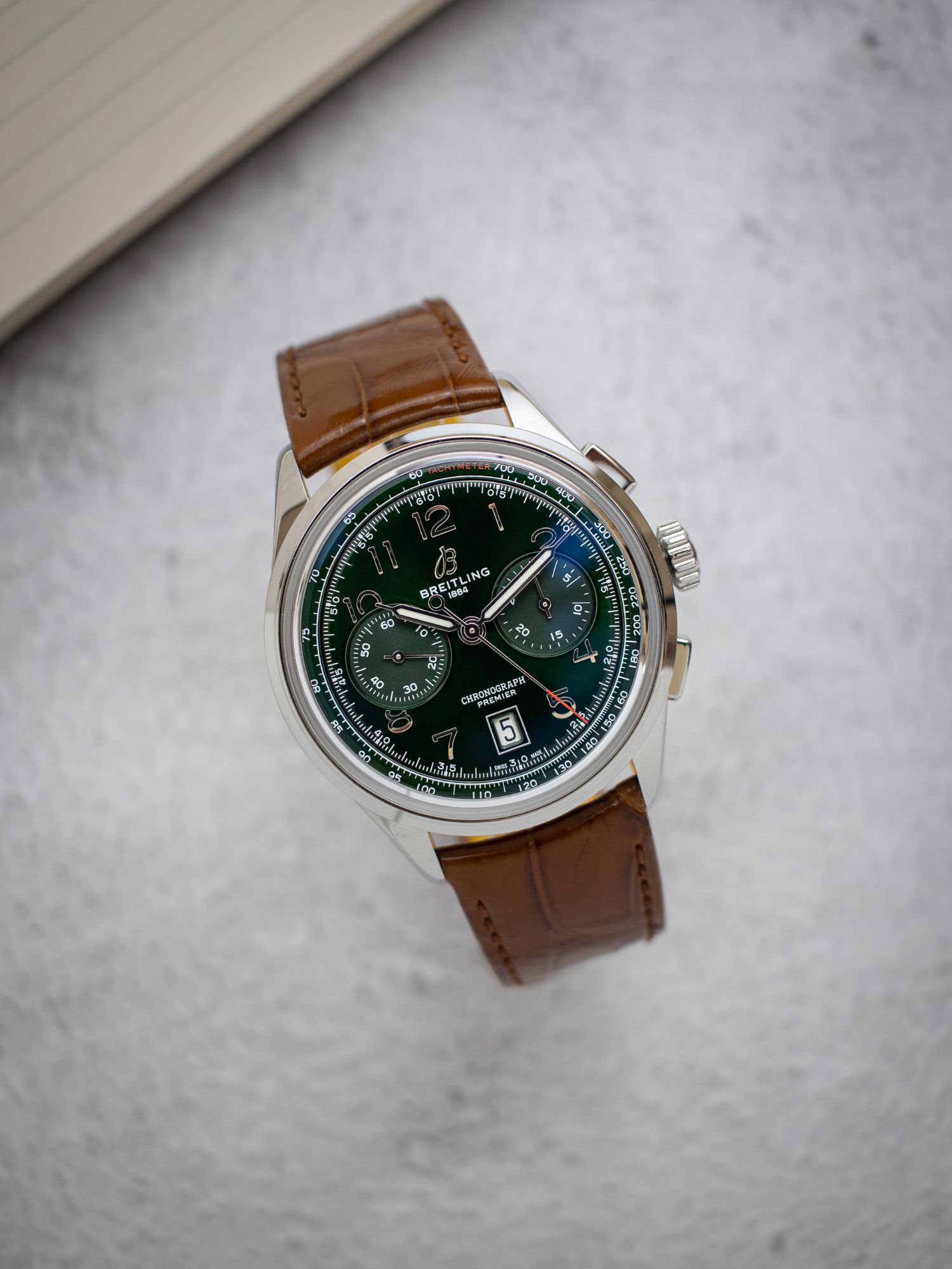 Breitling Premier B01 Chronograph Grün stehend von vorne