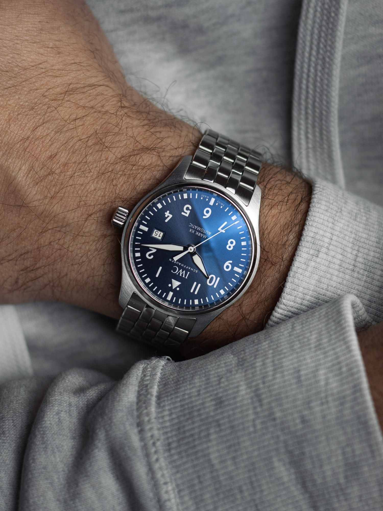 IWC Mark XX wristshot Uhr auf dem Kopf mit blauem Zifferblatt am Stahlarmband