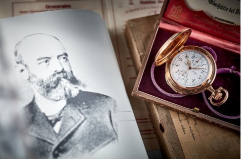 Altes Foto schon Johannes Dürrstein neben einer goldenen Taschenuhr, die in eine Kästchen liegt