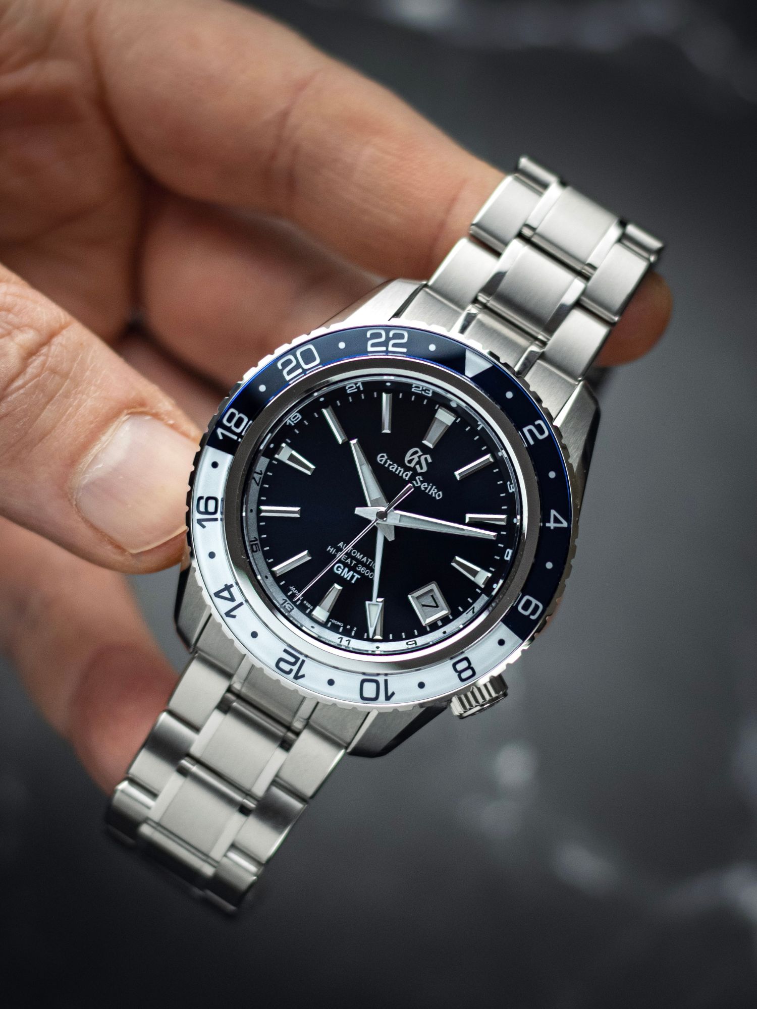 Grand Seiko Sport SBGJ237 in der Hand