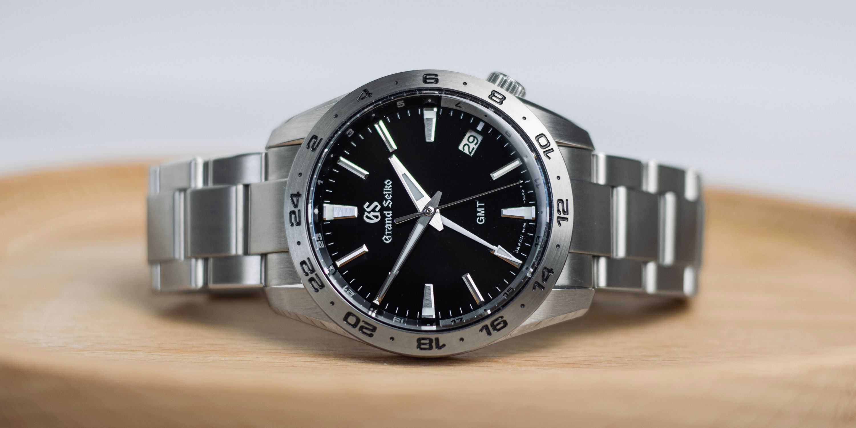 Grand Seiko Sport SBGN027 liegend von vorne