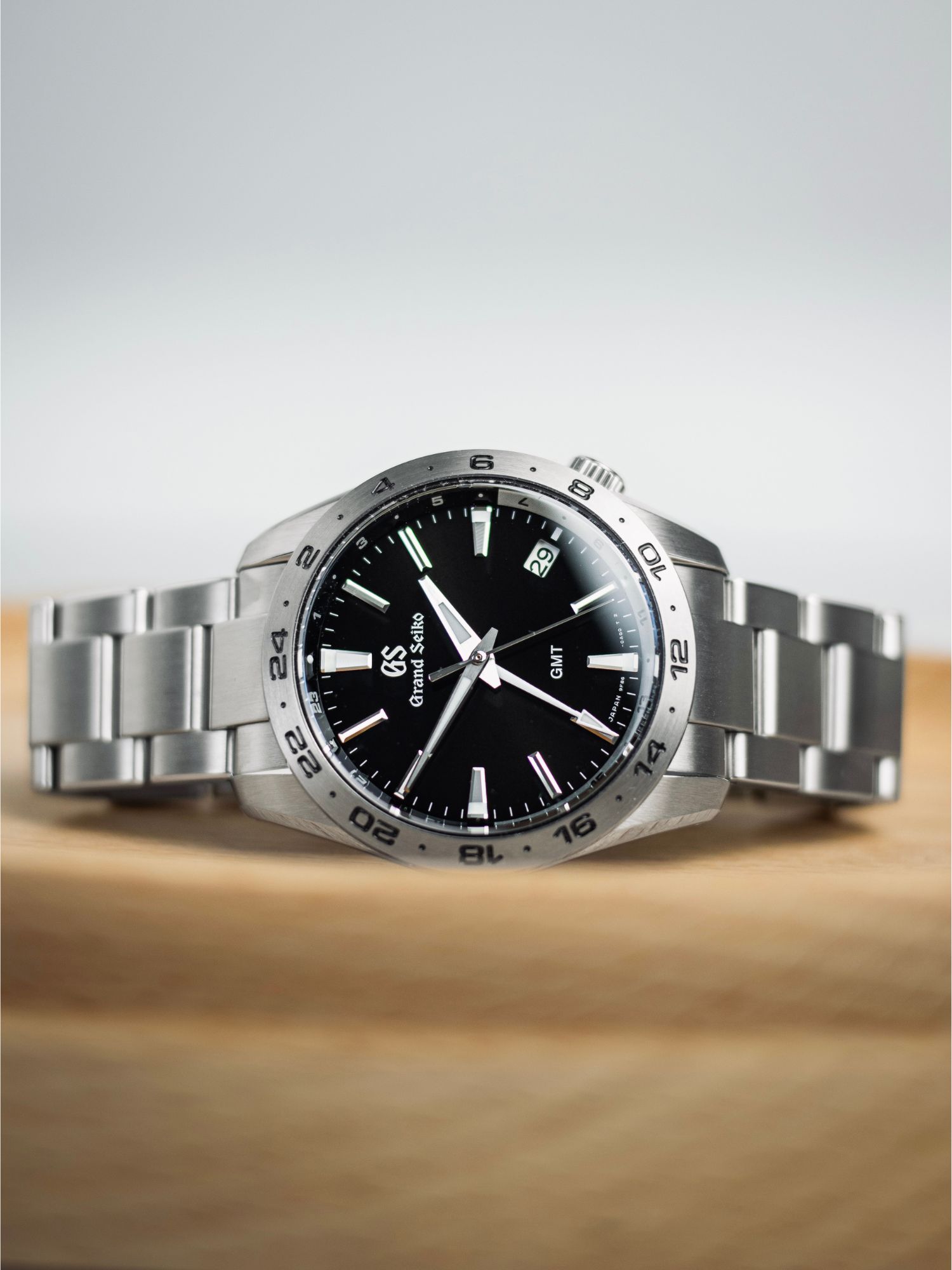 Grand Seiko Sport SBGN027 liegend von vorne