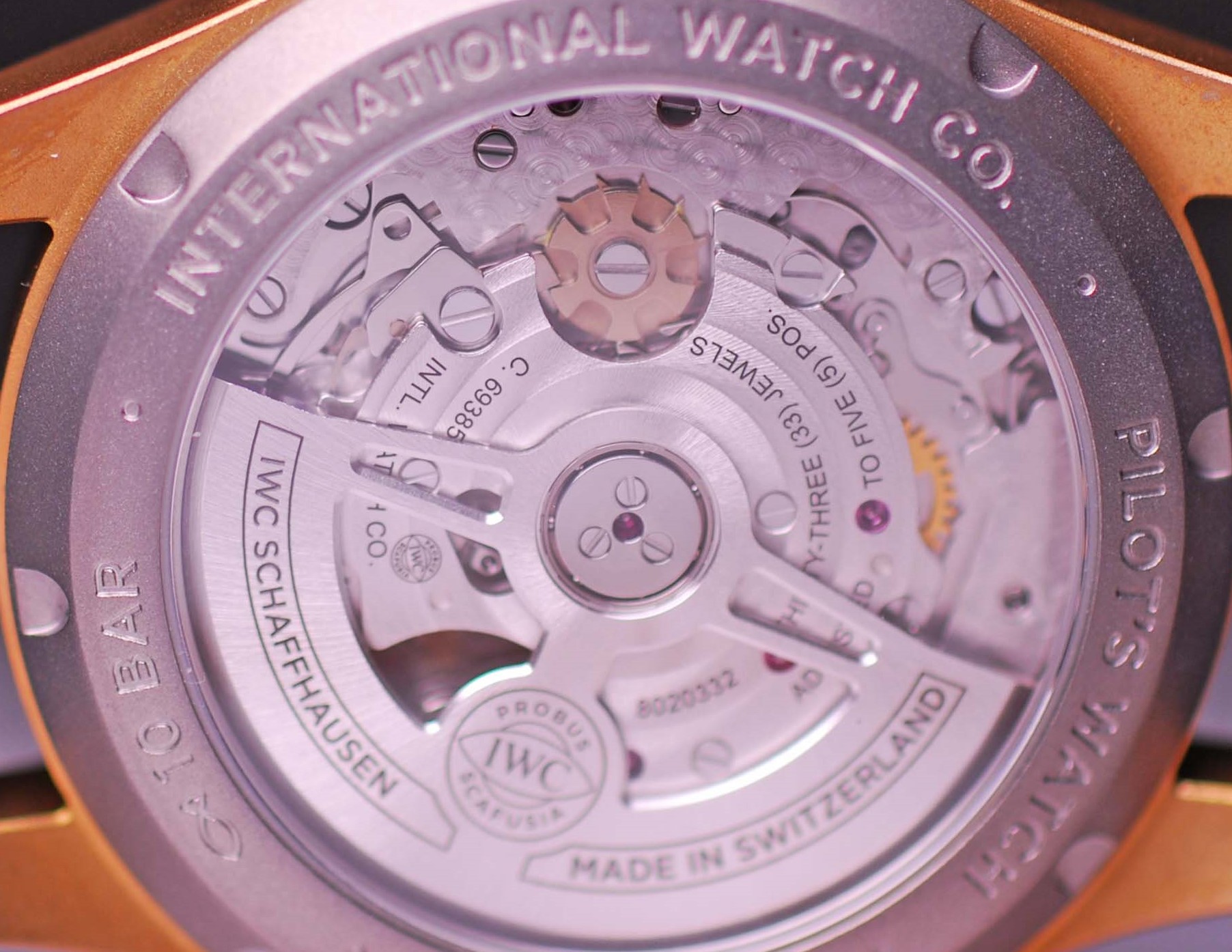 Nahaufnahme des Werkes vom IWC Pilot´s Watch Chronographen in Bronze