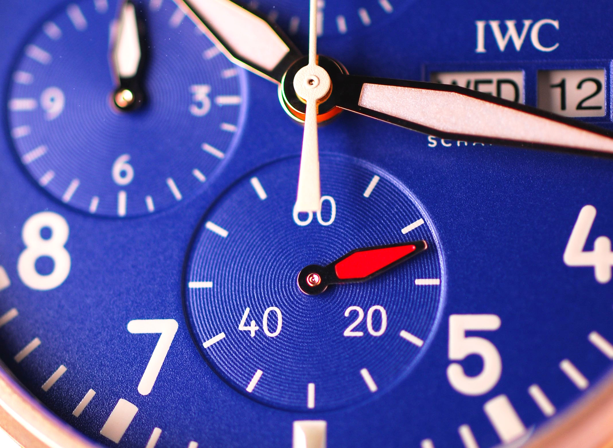 Nahaufnahme der kleinen Sekunde des IWC Pilot´s Watch Chronographen mit blauem Zifferblatt und Gehäuse aus Bronze