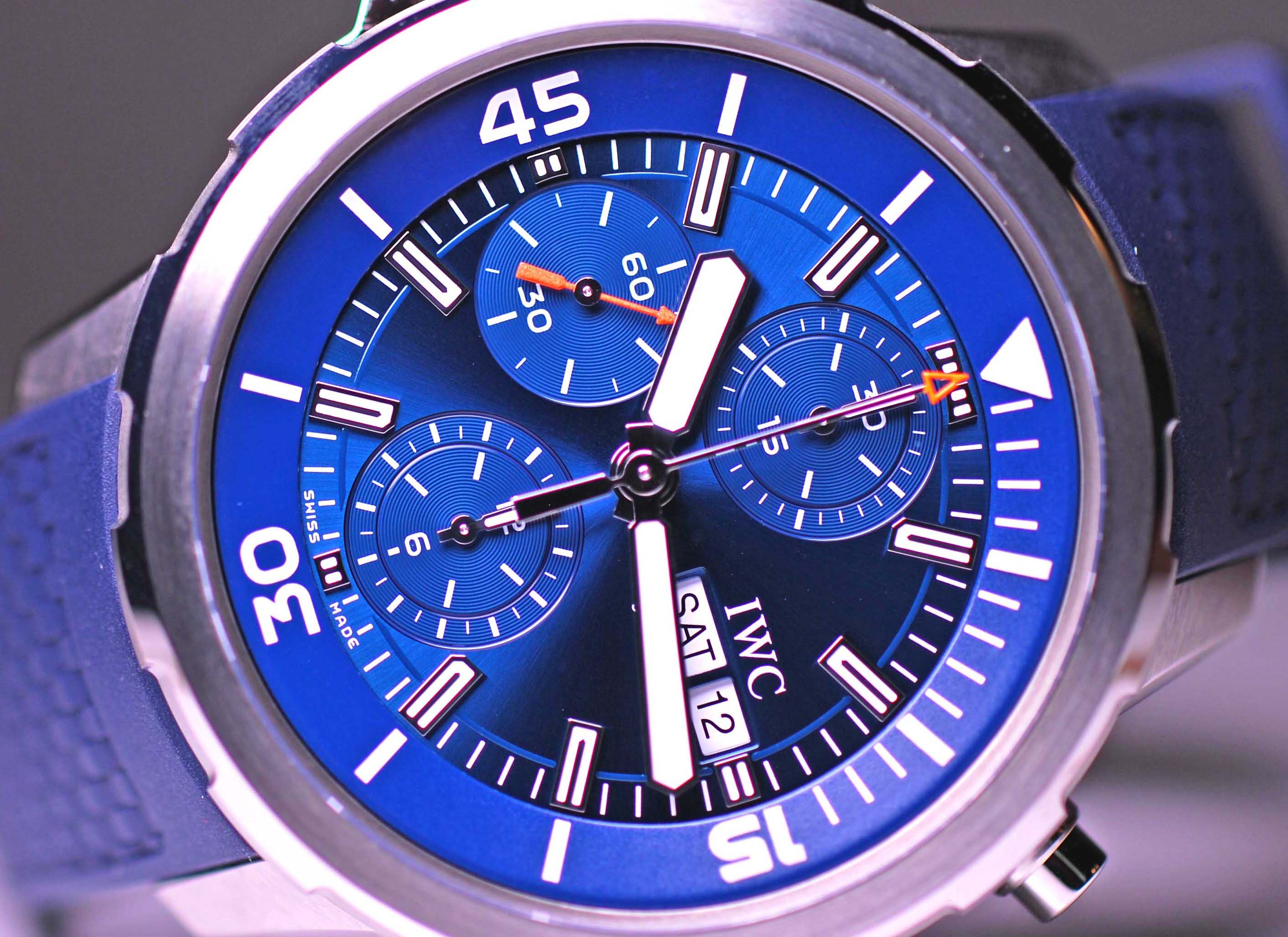 Nahaufnahme des blauen Zifferblattes der IWC Aquatimer Chronograph