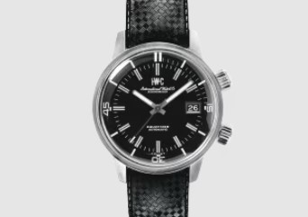 Die erste iWC Aquatimer aus den 1960er-Jahren mit schwarzem Zifferblatt vor weißem Hintergrund