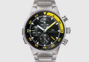 IWC Aquatimer Split aus 2004 mit schwarzem Blatt vor weißem Hintergrund