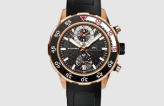 IWC Aquatimer Chronograph aus 2009 mit schwarzem Blatt vor weißem Hintergrund