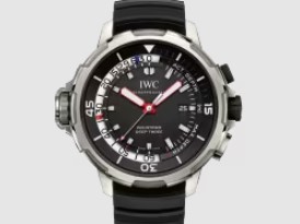 Die IWC Aquatimer Deep Three aus 2014 mit schwarzem Blatt vor weißem Hintergrund