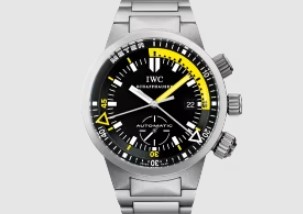 IWC GST Deep One mit schwarzem Blatt vor weißem Hintergrund