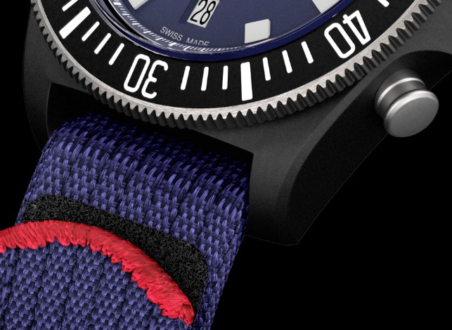 Das blaue Armband er neuen Tudor Pelagos FXD Chronograph in blau mit rotem Akzent