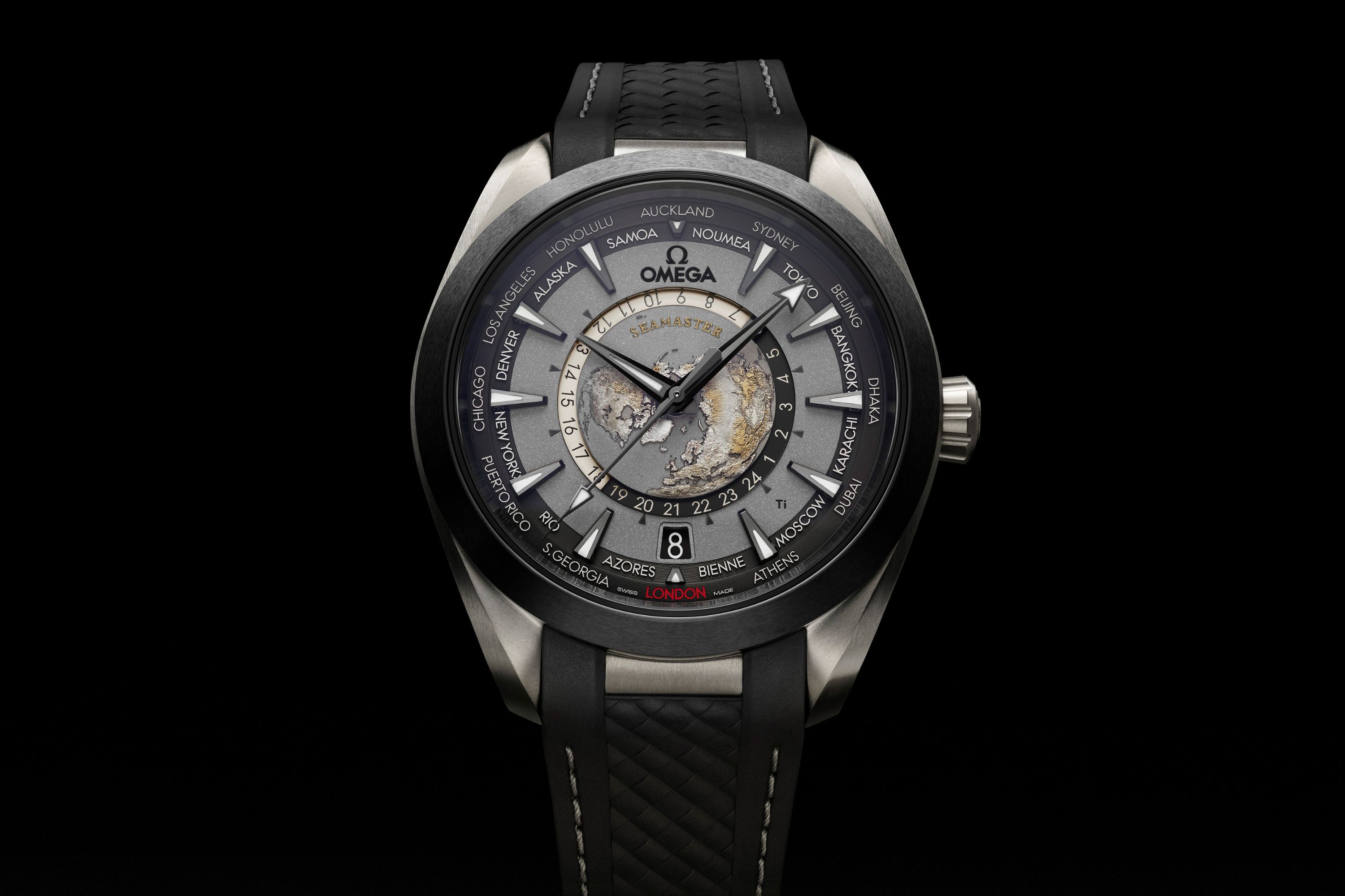 Die Omega Seamaster Aqua Terra GMT Worldtimer in Titan vor schwarzem Hintergrund