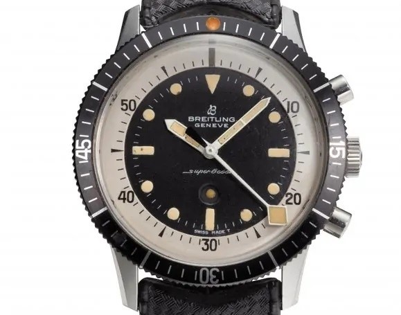 Breitling Superocean Slow Motion aus den 1960er-Jahren mit schwarzem Zifferblatt und schwarzer Lünette vor weißem Hintergrund