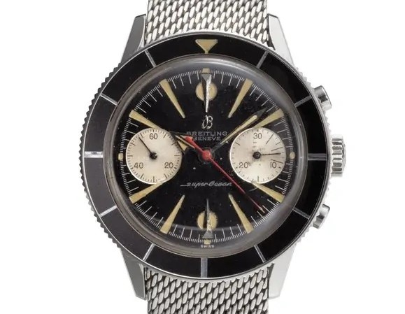 Der erste Breitling Superocean Chronograph aus 1957 mit schwarzem Zifferblatt und schwarzer Lünette vor weißem Hintergrund