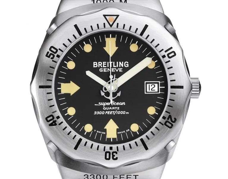 Die Breitling Superocean Deep Sea aus 1983 mit schwarzem Zifferblatt und integriertem Edelstahlarmband vor weißem Hintergrund