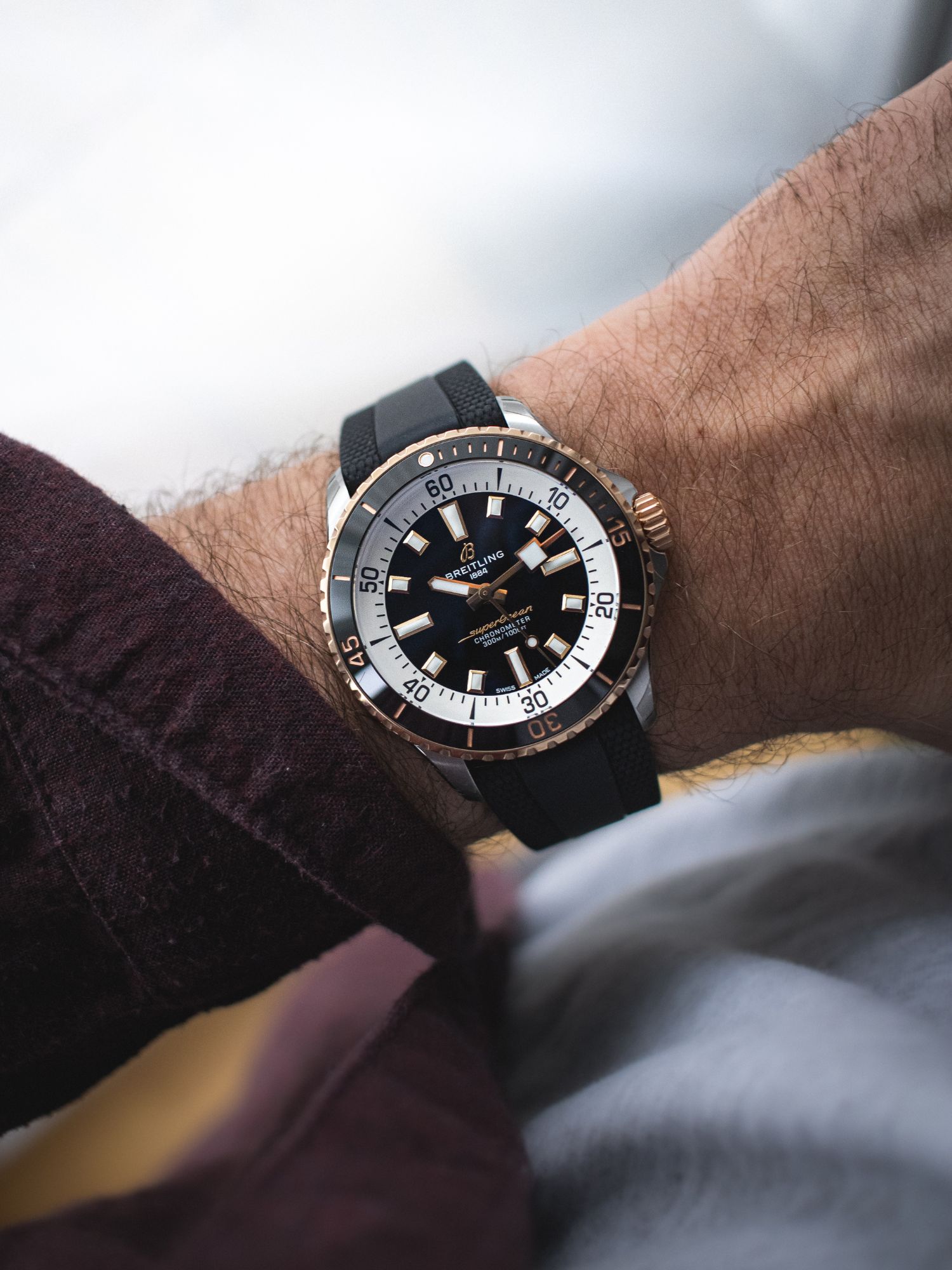 Breitling Superocean in schwarz mit goldenen Akzenten am Handgelenk