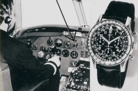 Werbeanzeige der ersten Breitling Navitimer aus den 1950er-Jahren. Zu sehen ist die Uhr auf der rechten Seite und ein Pilot im Cockpit eines Flugzeuges auf der linken Seite.