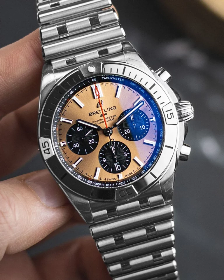 Breitling Chronomat 42 B01 in der linken Hand gehalten