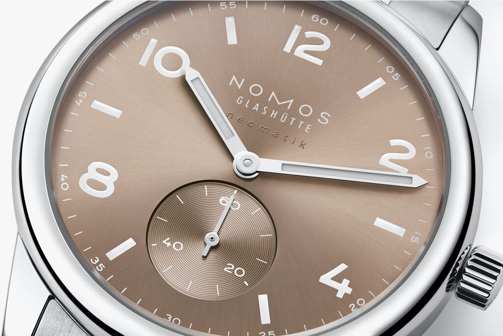 Nahaufnahme der neuen Nomos Club Sport Neomatik mit neuer Zifferblattfarbe Ember