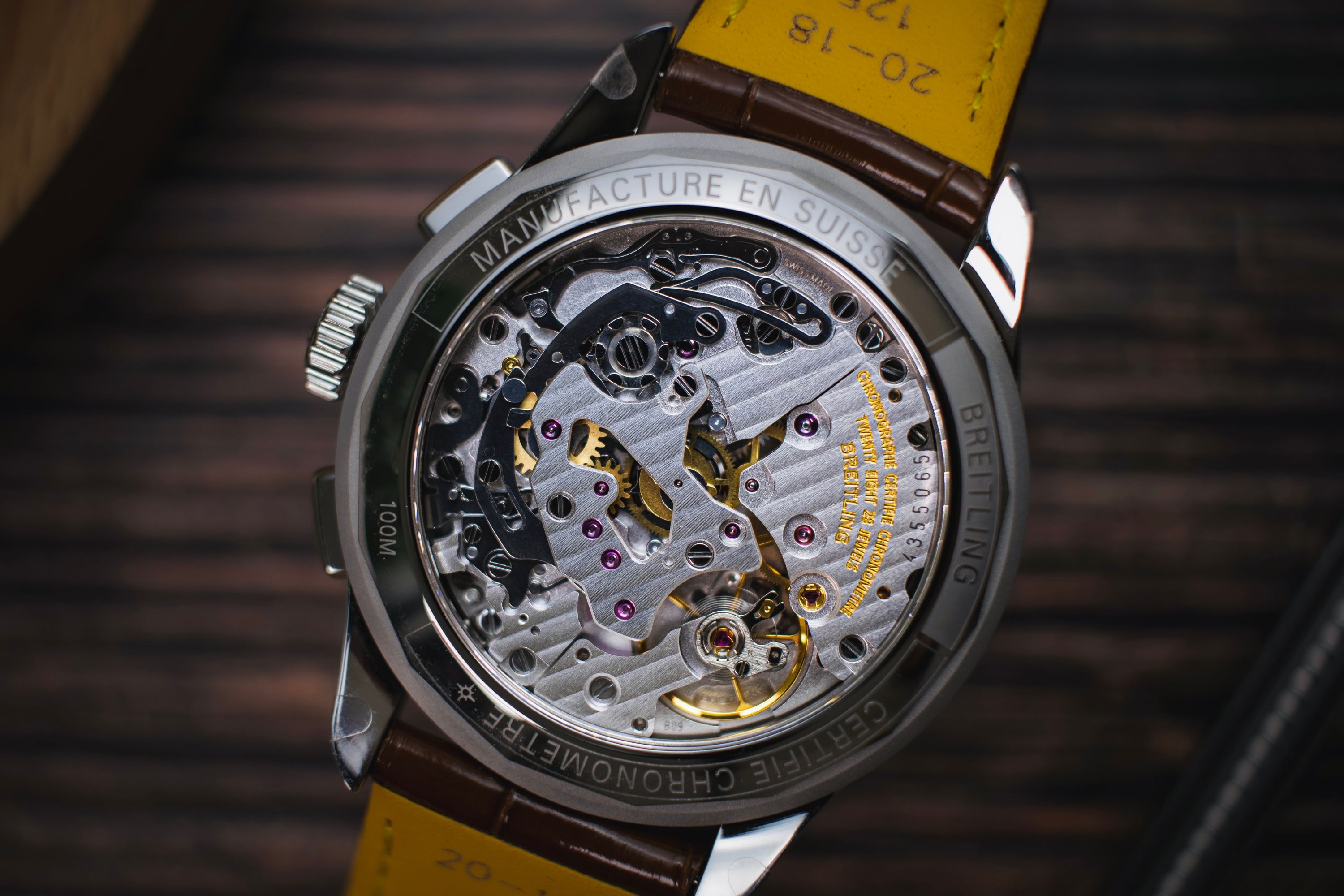 Nahaufnahme des Uhrwerks der Breitling Premier B09 in Pistaziengrün am braunen Lederarmband
