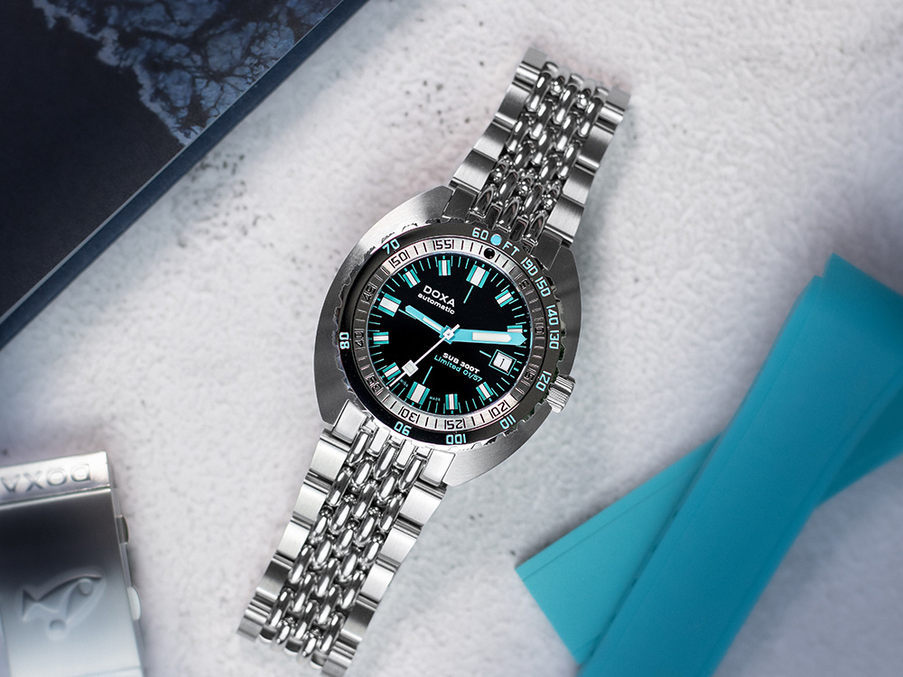 Die Doxa Sub 300T California Sea ALTHERR Limited Edition am Edelstahlarmband liegend von oben