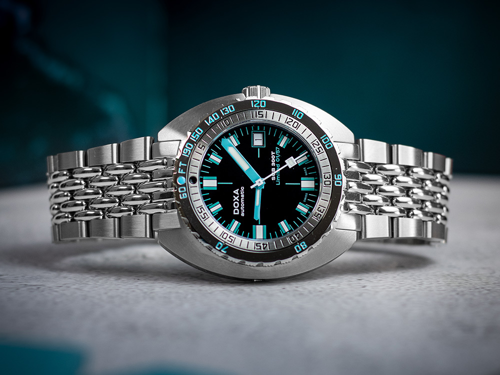 Die Doxa Sub 300T California Sea ALTHERR Limited Edition am Edelstahlarmband liegend auf der Seite