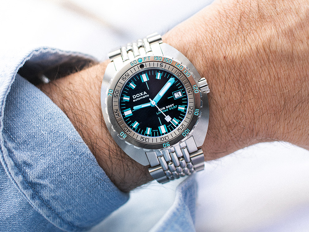 Wristshot der Doxa Sub 300T California Sea ALTHERR Limited Edition am Edelstahlarmband