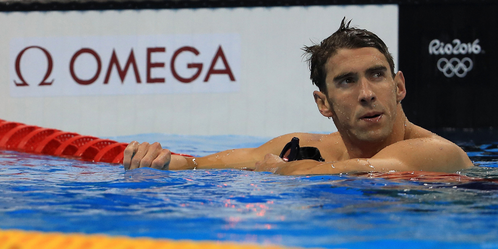 Michael Phelps auf der Schwimmbahn mit Omega Logo im Hintergrund