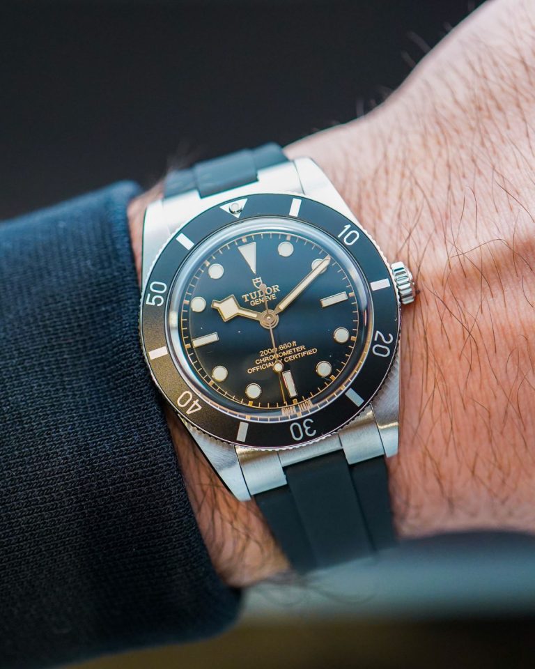 Wristshot der Tudor Black Bay 54 mit schwarzem Kautschukarmband vor schwarzem Hintergrund