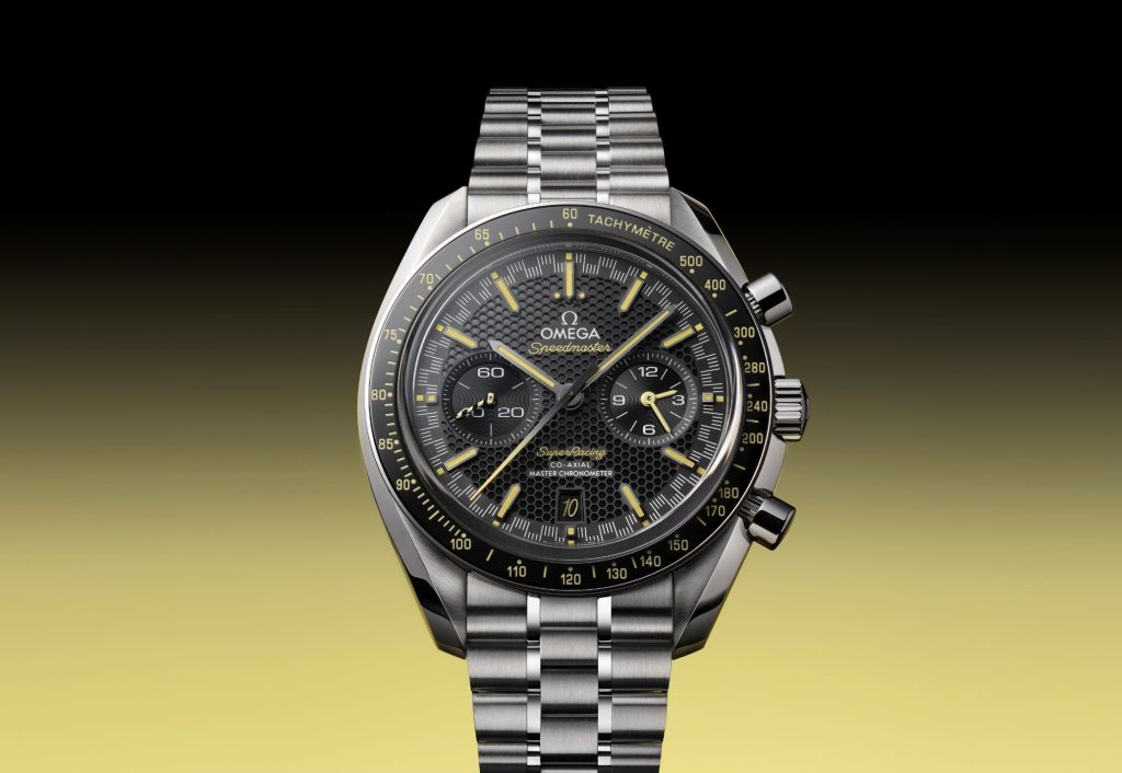 Omega Speedmaster Super Racing am Edelstahlarmband vor schwarz-gelbem Hintergrund