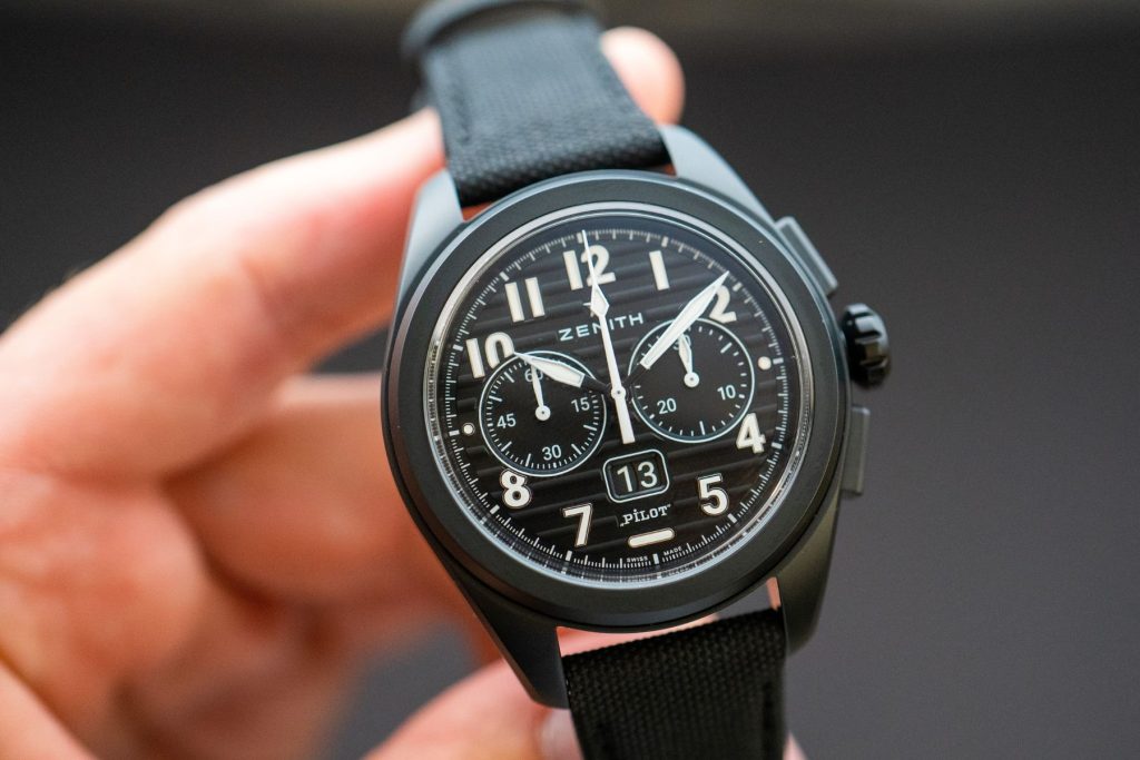 Zenith Pilot Big Date Flyback Chronograph in einer Hand