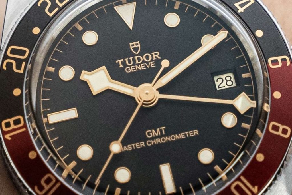 Nahaufnahme des Zifferblattes der Tudor Black Bay 58 GMT abgebildet an einem Handgelenk