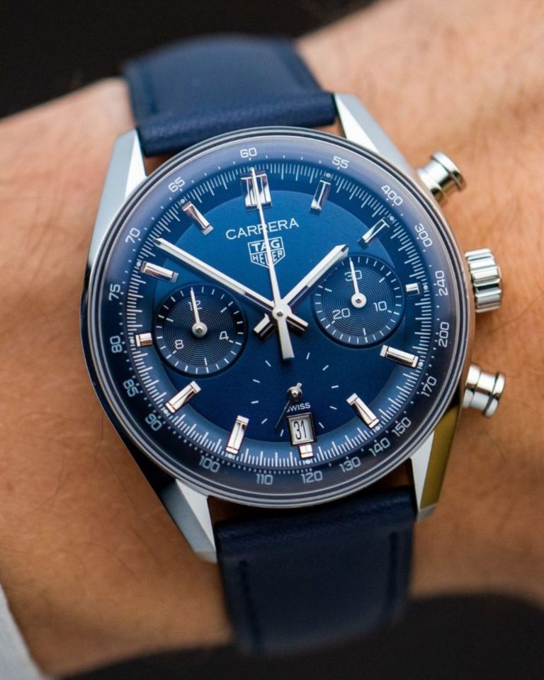 Der TAG Heuer Carrera "Glassbox" Chronograph in Blau am Lederarmband