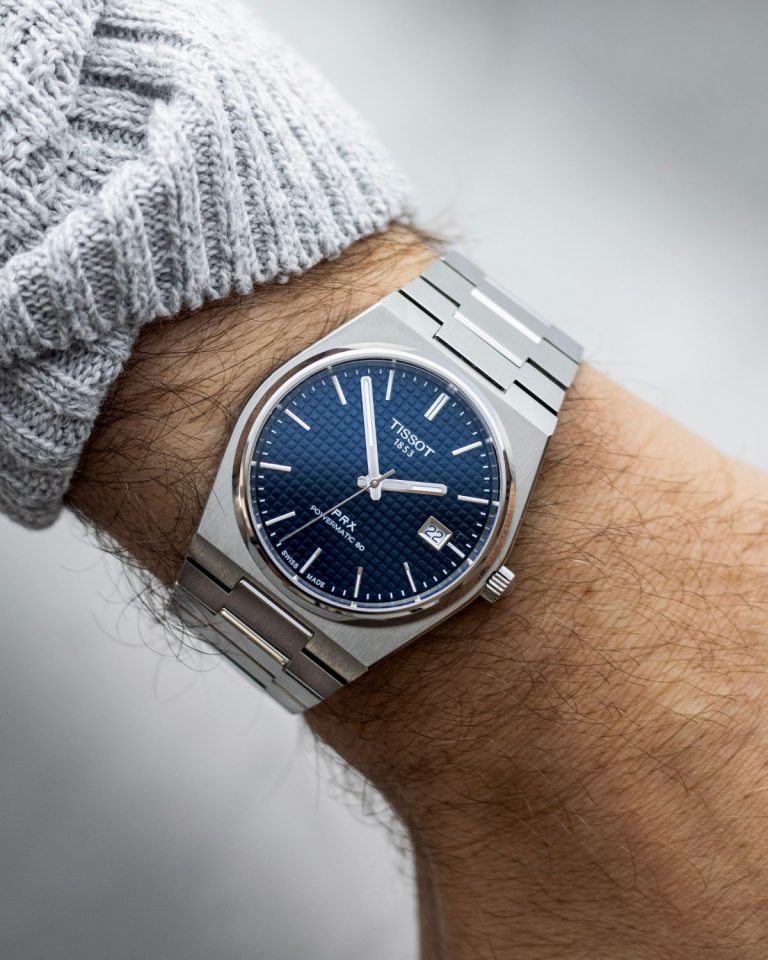 Wristshot der Tissot PRX Powermatic 80 in Blau am Stahlband