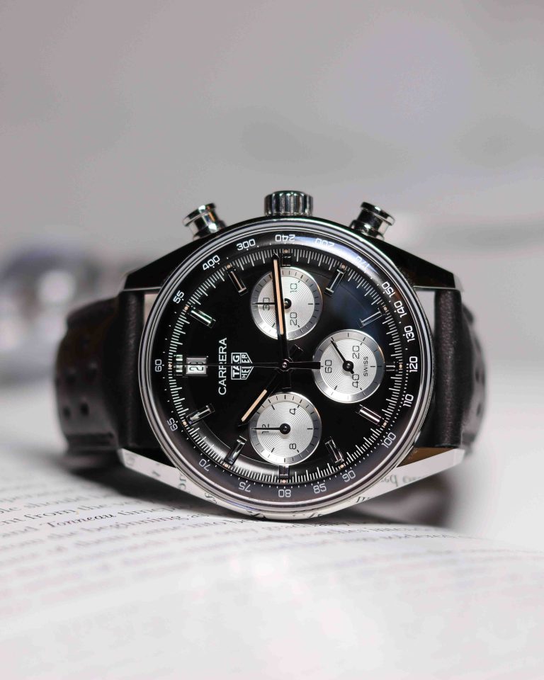 Tag Heuer Carrera Chronograph Glassbox mit schwarzem Zifferblatt am schwarzen Lederarmband vor weißem Hintergrund