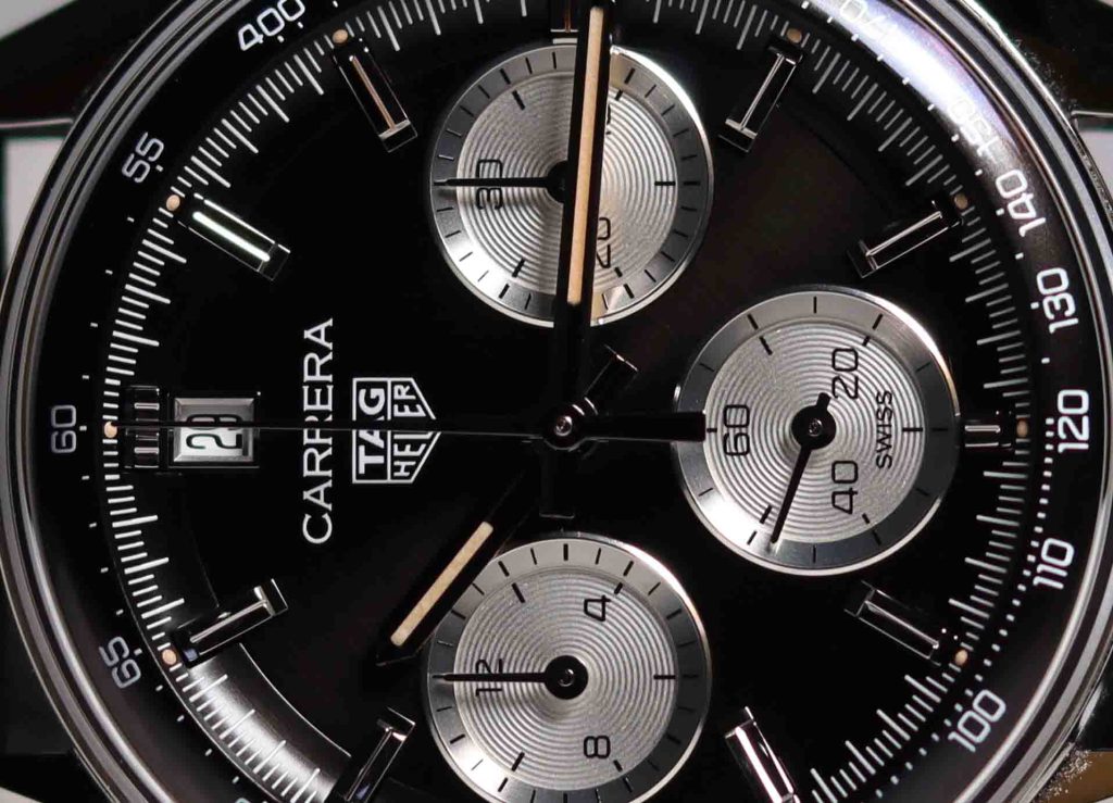 Nahaufnahme des schwarzen Zifferblattes des Tag Heuer Carrera Chronographen Glassbox