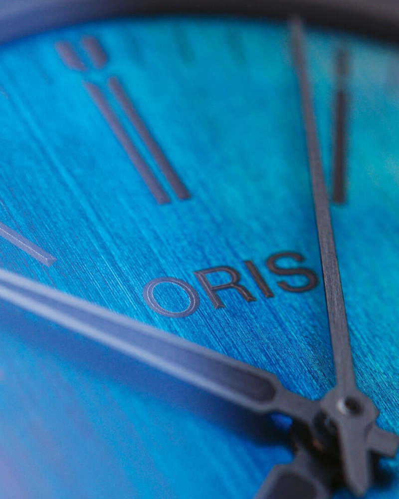 Blau schimmerndes Zifferblatt der Oris Pro Pilot X Laser