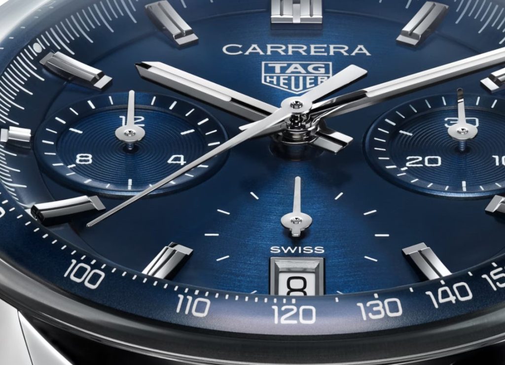 Nahaufnahme des blauen Zifferblattes der Tag Heuer Carrera Glassbox