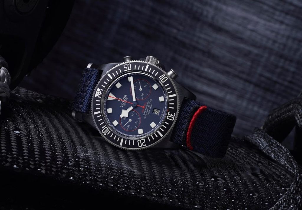 Tudor Pelagos FXD Chronograph mit blauem Zifferblatt vor dunklem Hintergrund mit Linienstruktur