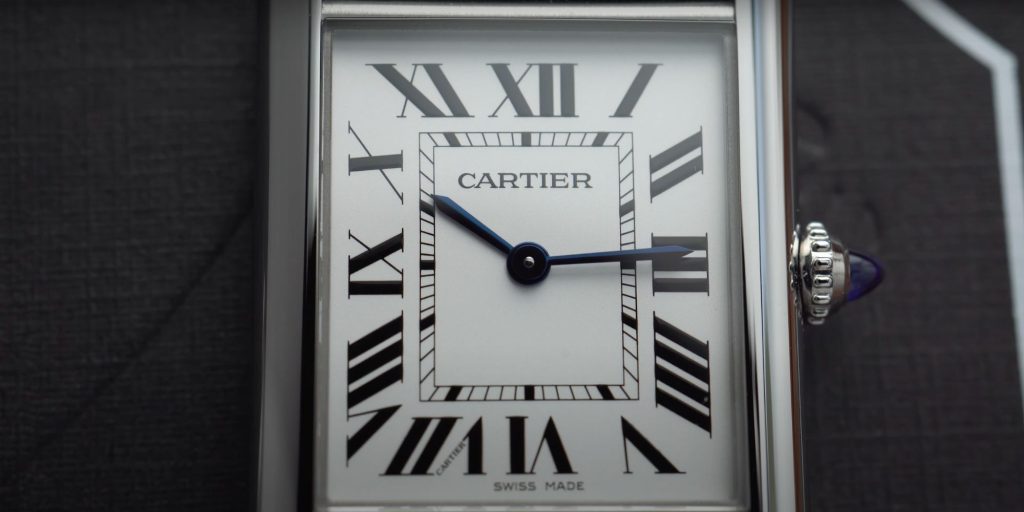 Nahaufnahme des Zifferblatts der Cartier Tank Must
