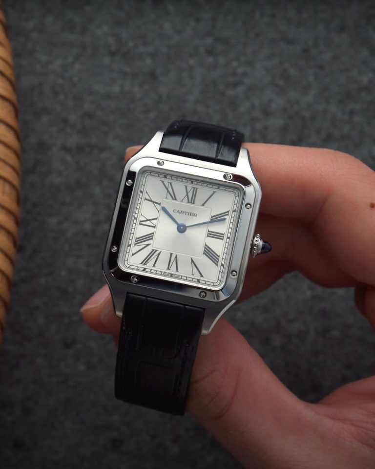 Cartier Santos Dumont in einer Hand gehalten