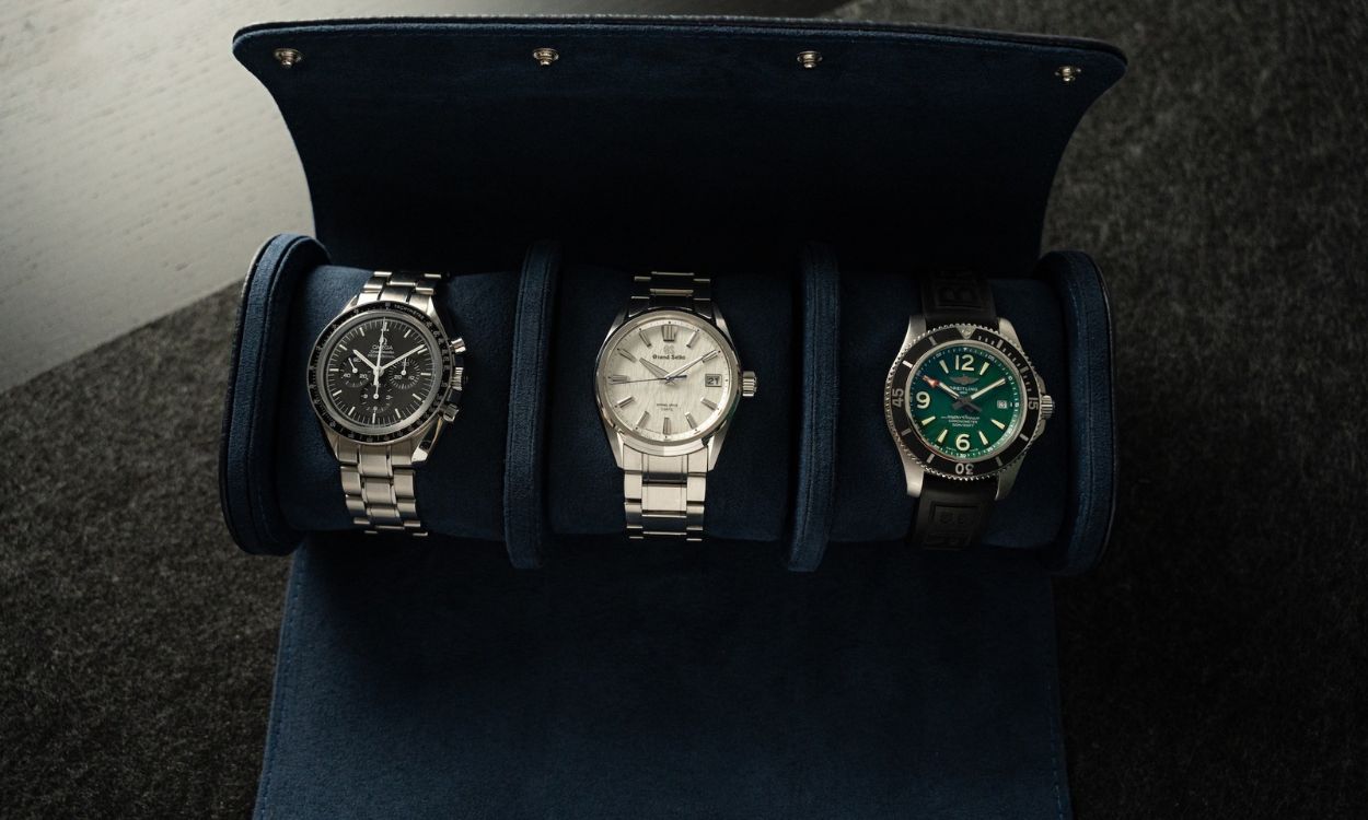 Blaue Uhrenrolle gefüllt mit drei verschiedenen Uhren