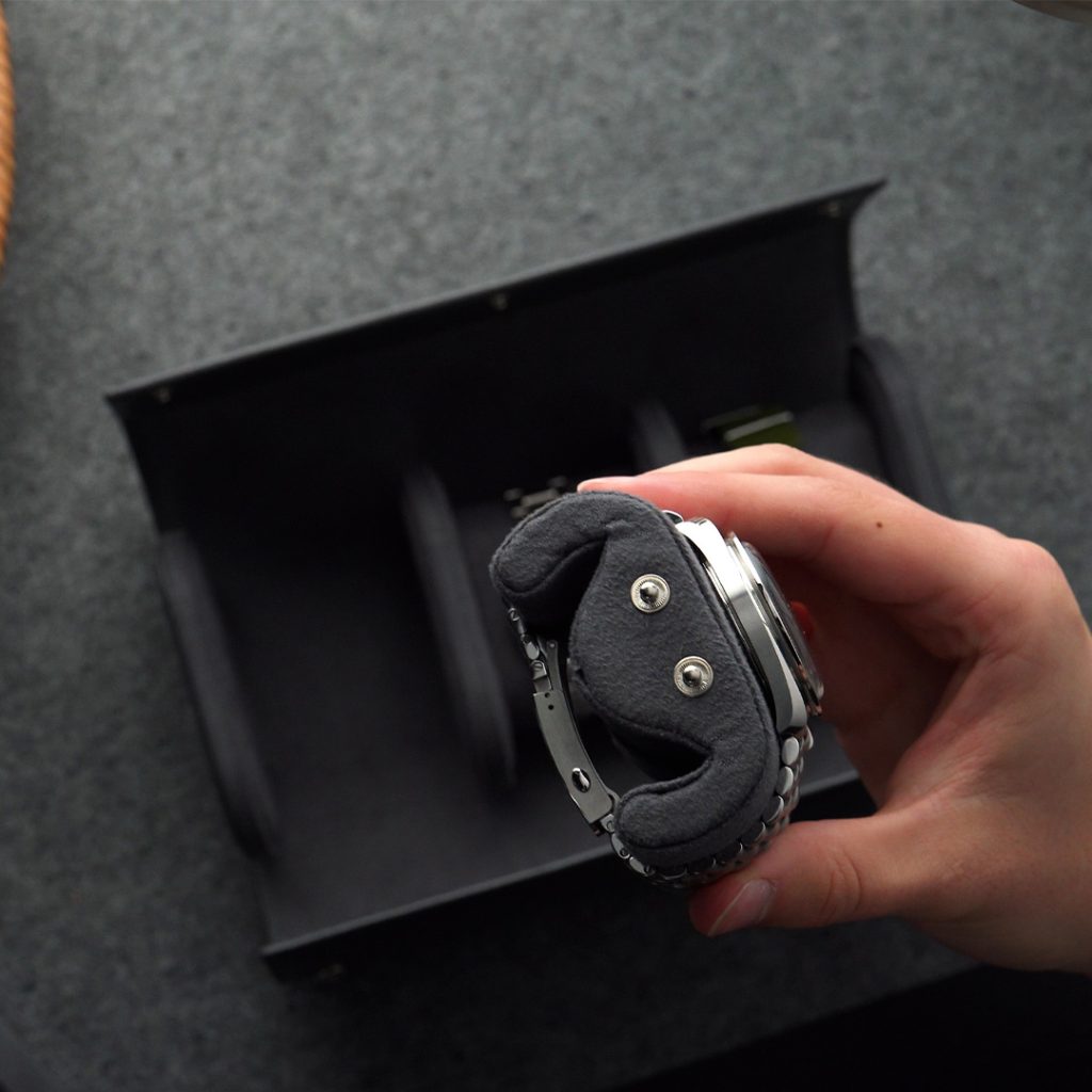 Kissen einer Uhrenrolle vor schwarzer Uhrenrolle