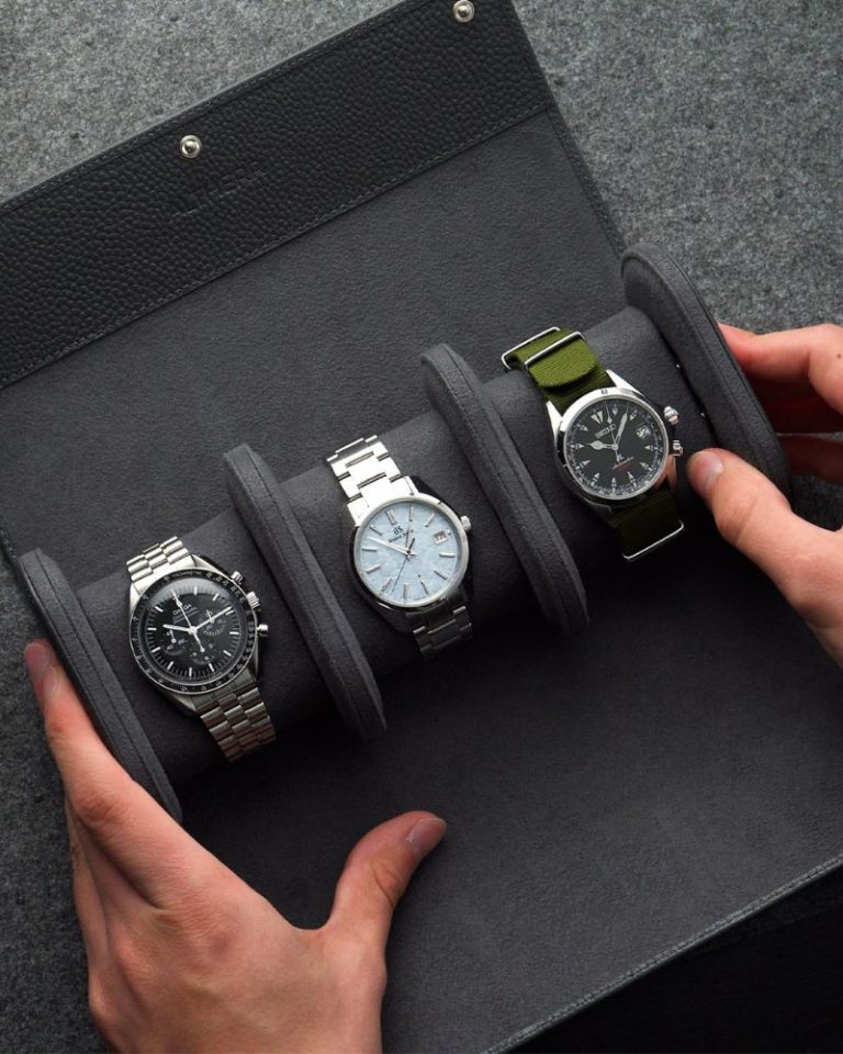Uhrensammlung in schwarzer ALTHERR Uhrenrolle auf grauem Hintergrund