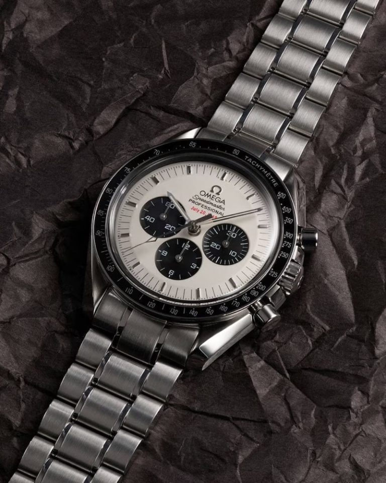 Vorderseite der Omega Speedmaster Apollo 11 auf grauem Hintergrund