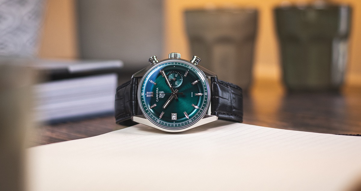 Seitenansicht der TAG Heuer Carrera im Dato-Design