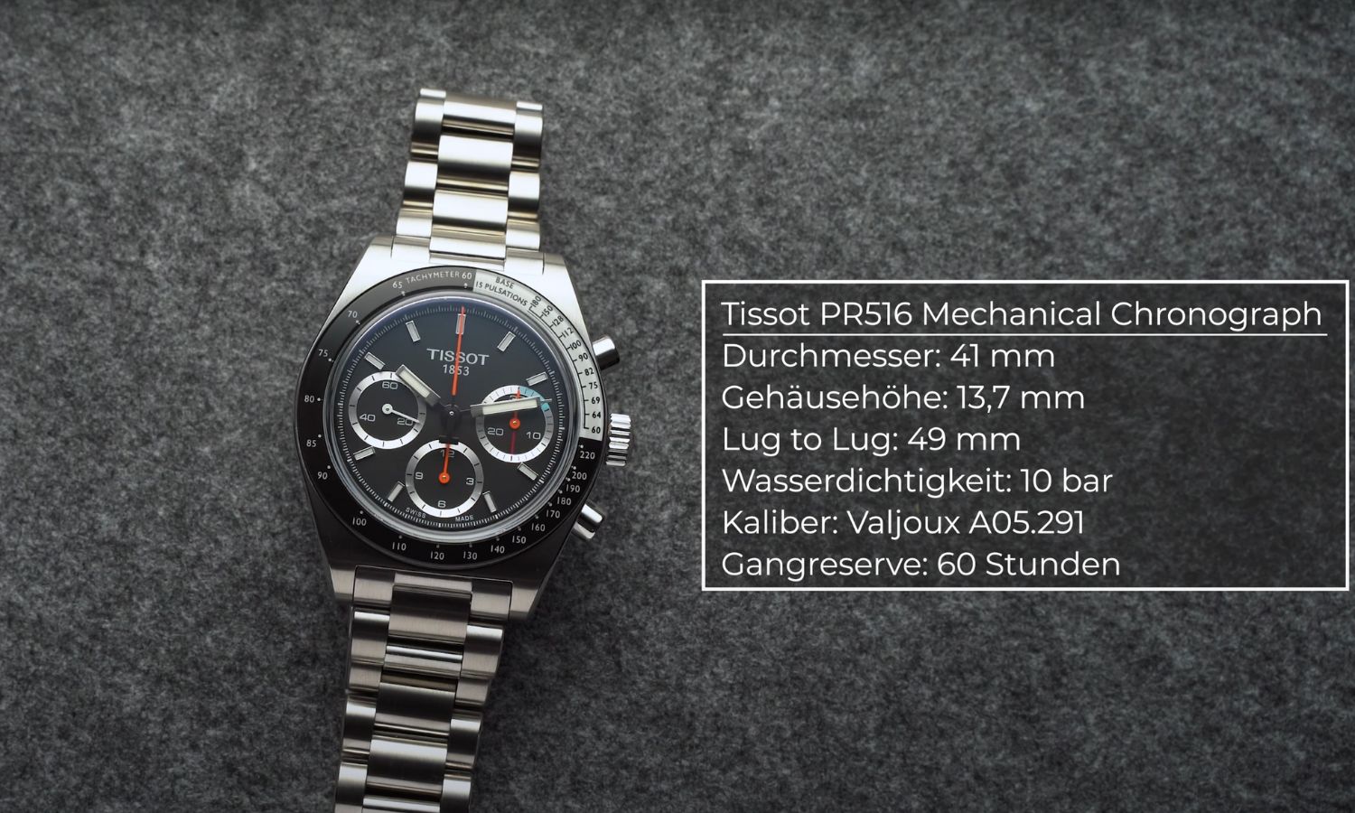 Tissot PR516 Mechanical Chronograph liegend vor grauem Hintergrund