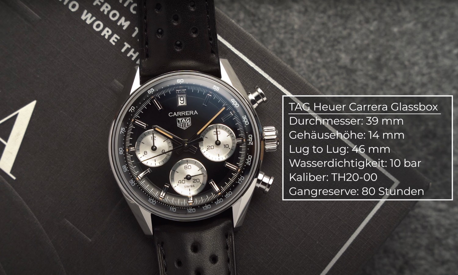 TAG Heuer Carrera Glassbox liegend vor schwarzem Hintergrund